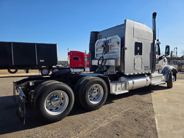 Image of Peterbilt 567 equipment image 3