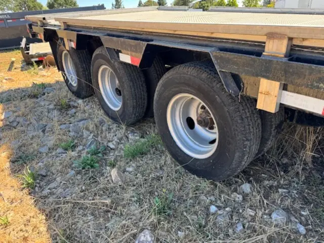 Image of PJ Gooseneck Flat Trailer equipment image 4