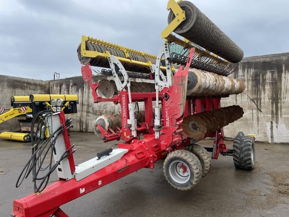 2020 Pottinger Terradisc 10001T Equipment Image0