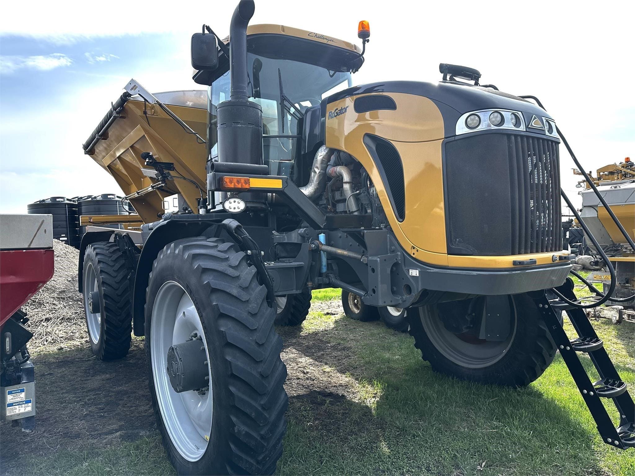 2020 RoGator RG1100C Equipment Image0