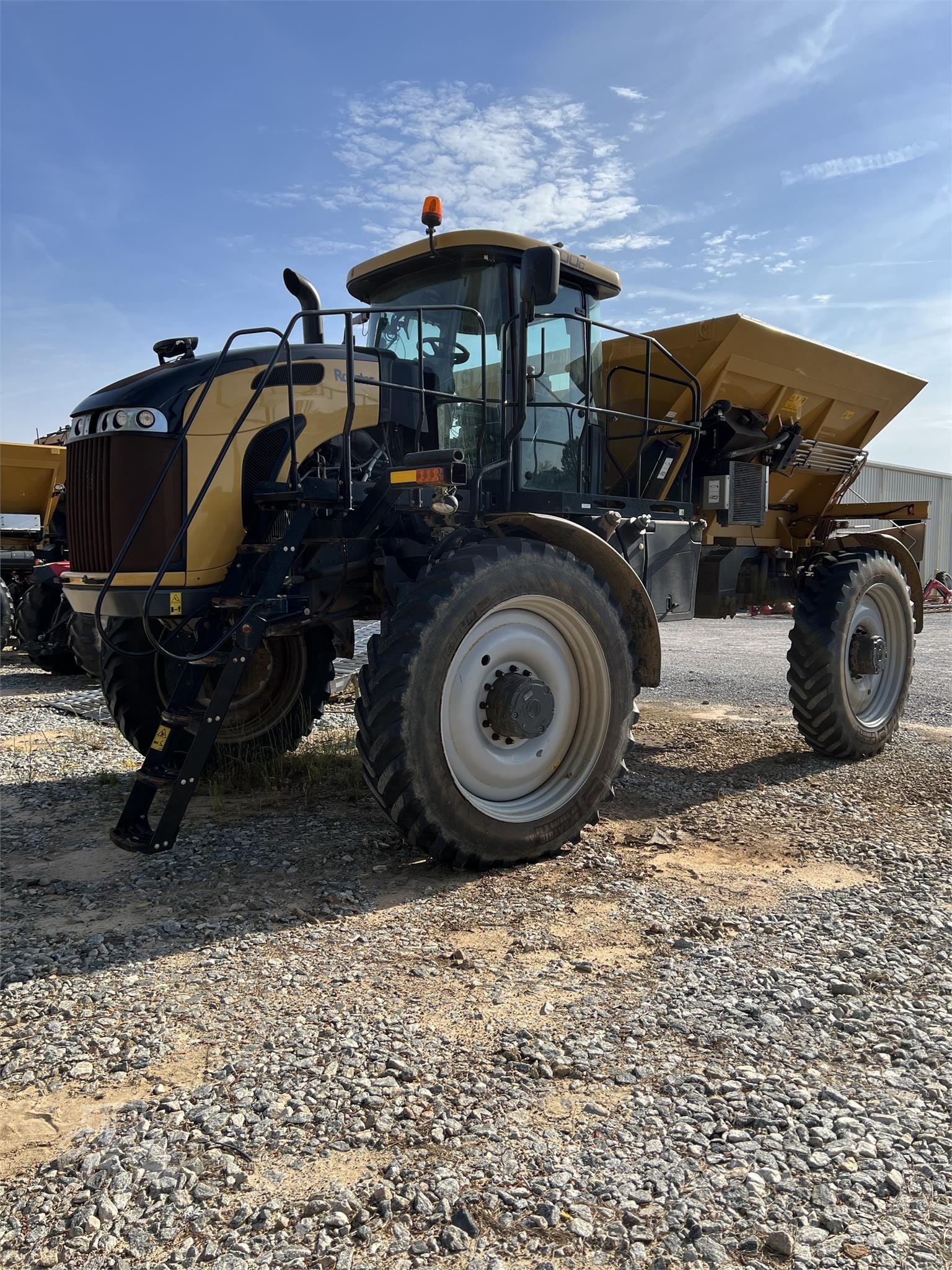 2020 RoGator RG1100C Equipment Image0
