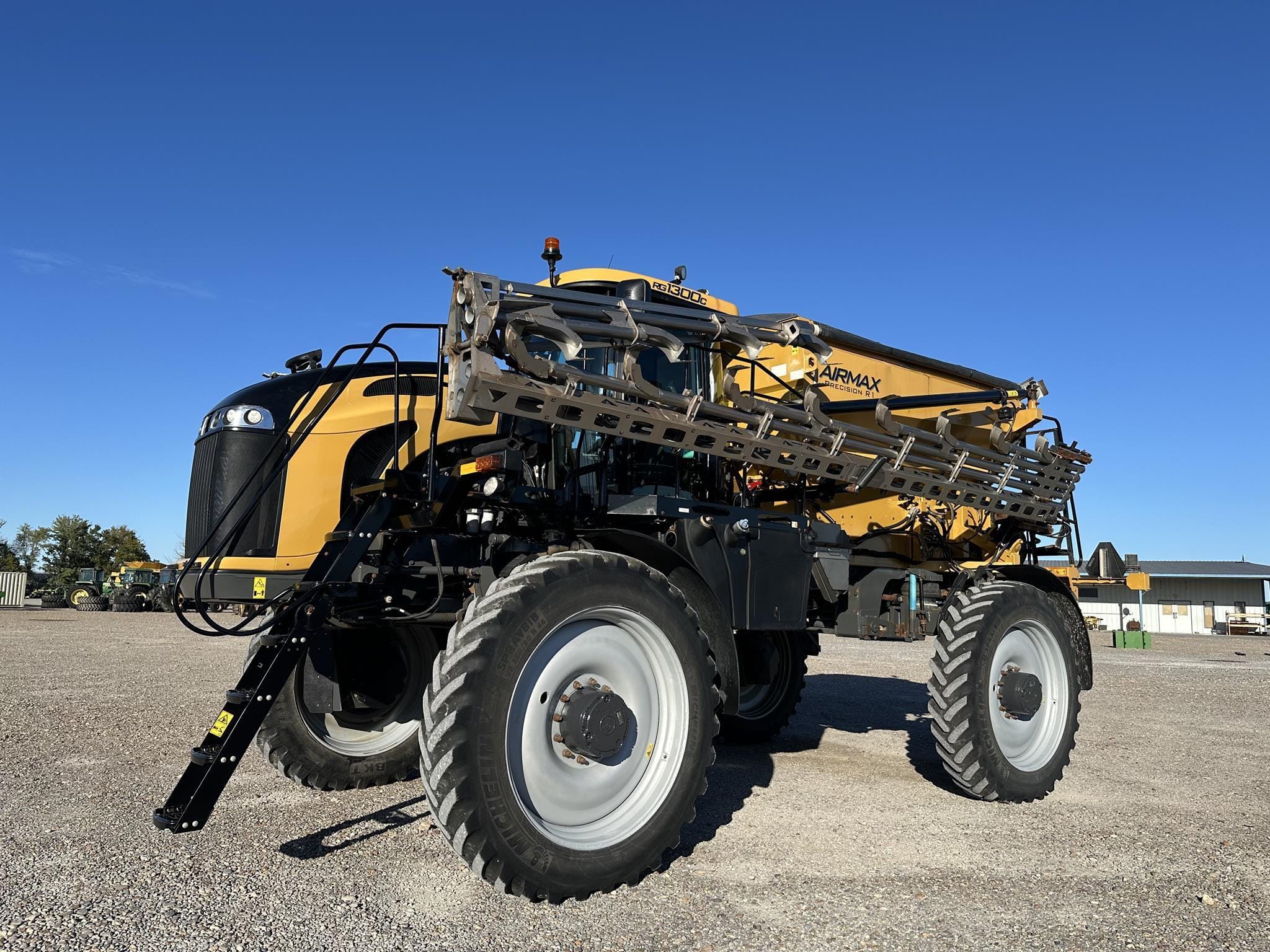 2020 RoGator RG1300C Equipment Image0