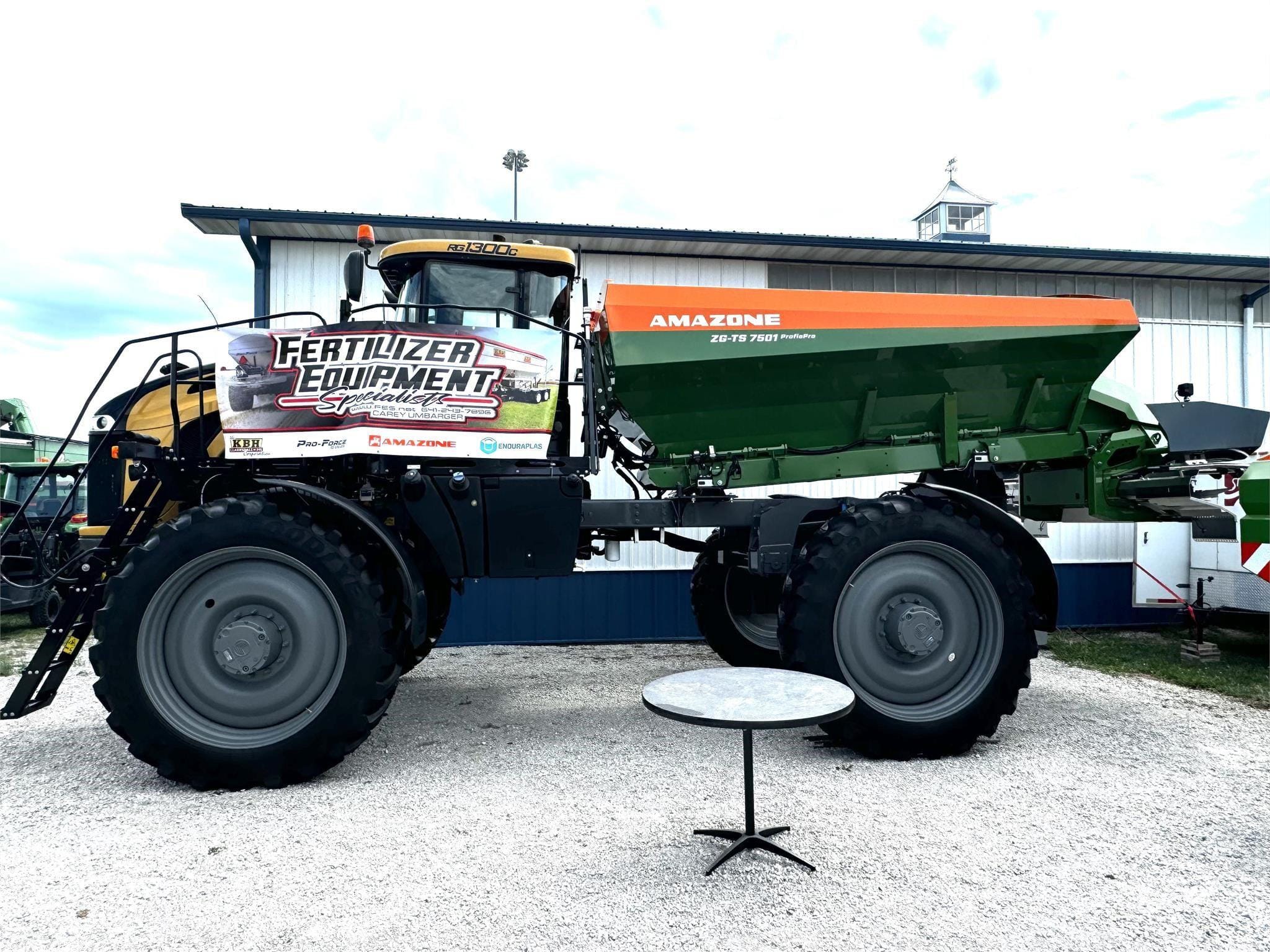 2020 RoGator RG1300C Equipment Image0