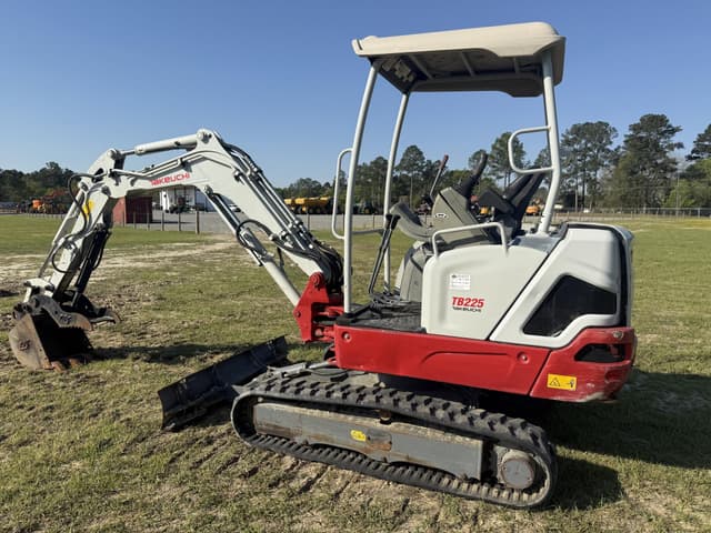 Image of Takeuchi TB225 equipment image 4