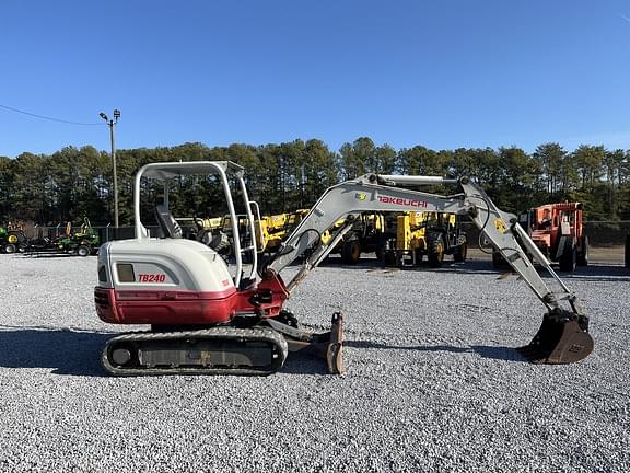 Image of Takeuchi TB240 equipment image 3