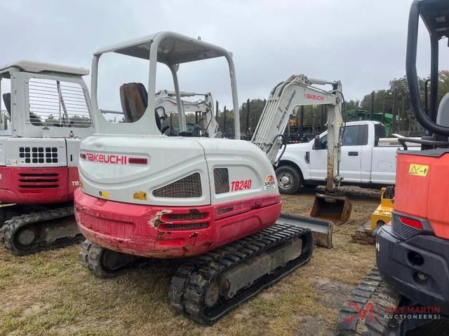 Image of Takeuchi TB240 equipment image 3