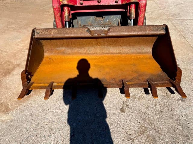 Image of Takeuchi TL8R2 equipment image 4