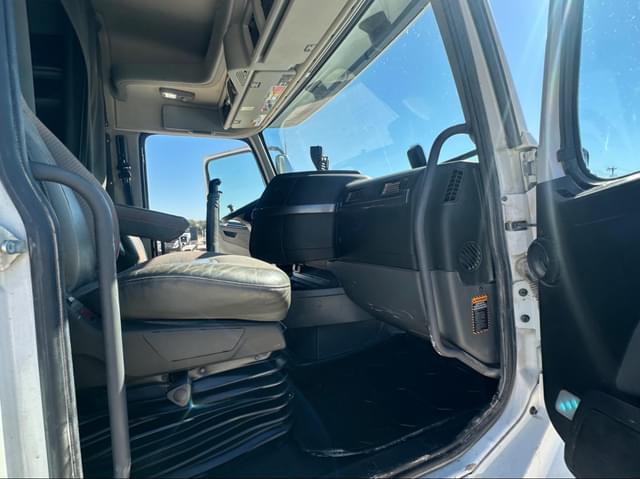 Image of Volvo VNL equipment image 4