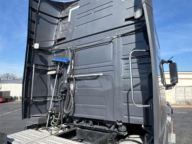 Image of Volvo VNL64T760 equipment image 3