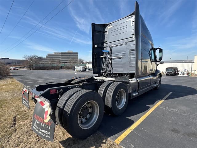 Image of Volvo VNL64T760 equipment image 4