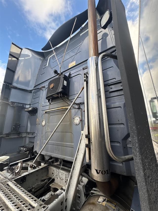 Image of Volvo VNL860 equipment image 3
