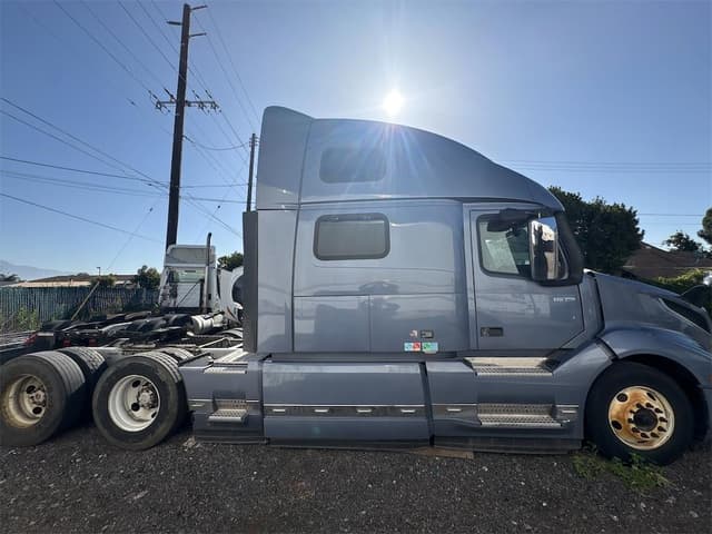 Image of Volvo VNL860 equipment image 2