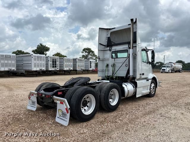 Image of Volvo VNR equipment image 4