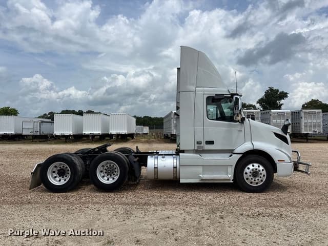 Image of Volvo VNR equipment image 3