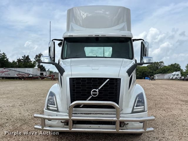 Image of Volvo VNR equipment image 1