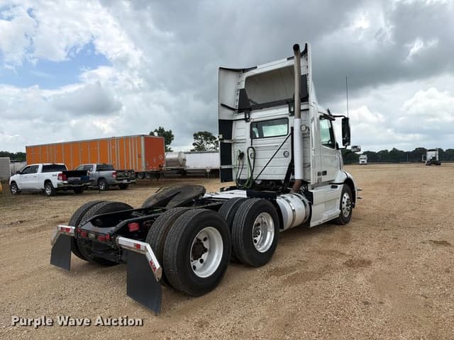 Image of Volvo VNR equipment image 4