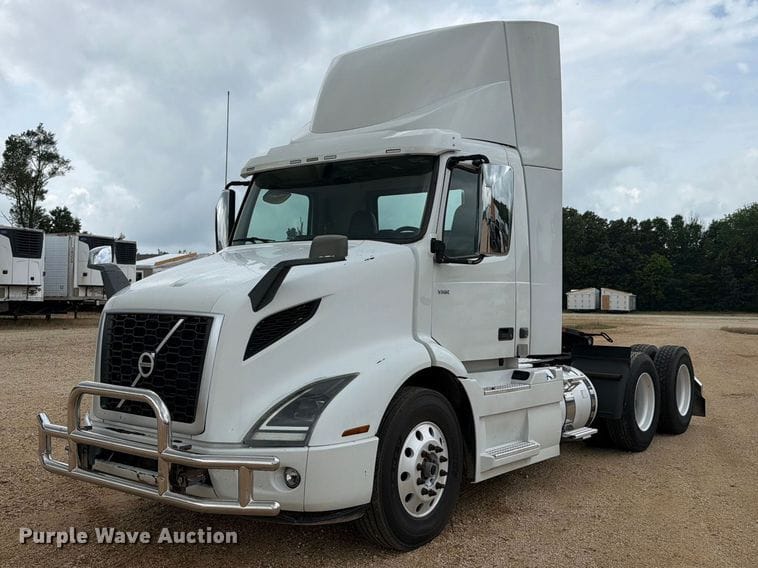 2020 Volvo VNR Equipment Image0