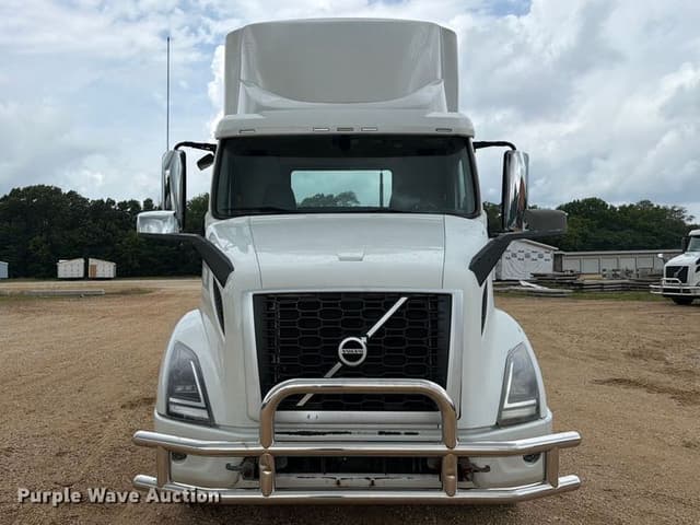 Image of Volvo VNR equipment image 1