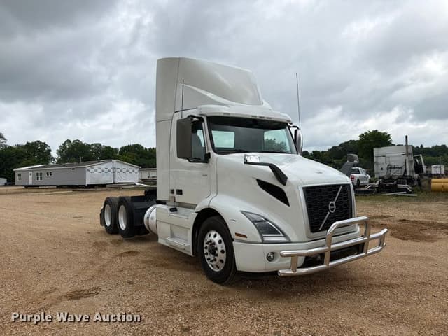 Image of Volvo VNR equipment image 2