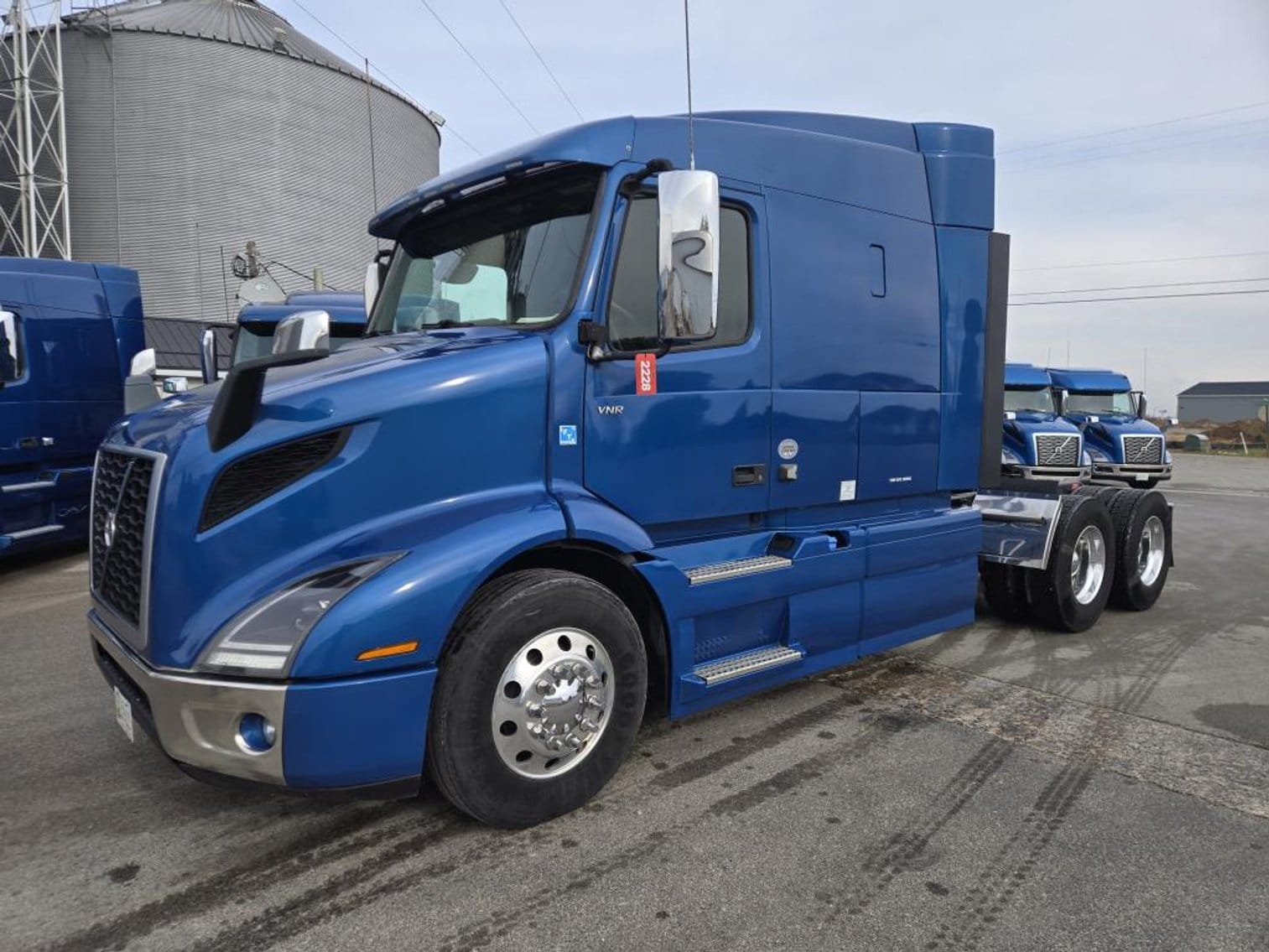 2020 Volvo VNR Equipment Image0