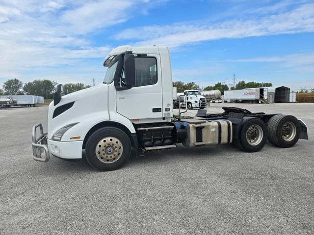 Image of Volvo VNR64T equipment image 4