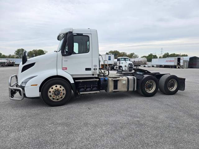 Image of Volvo VNR64T equipment image 4