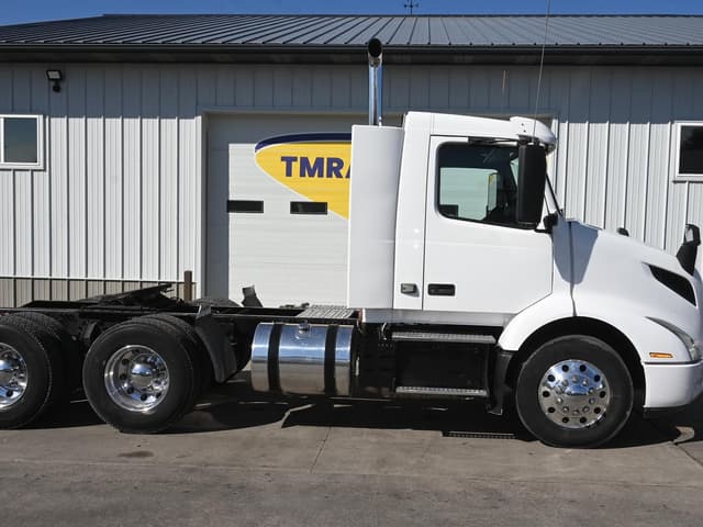 Image of Volvo VNR64T equipment image 1