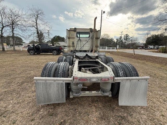 Image of Volvo VNR64T300 equipment image 3