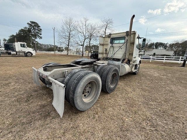 Image of Volvo VNR64T300 equipment image 4