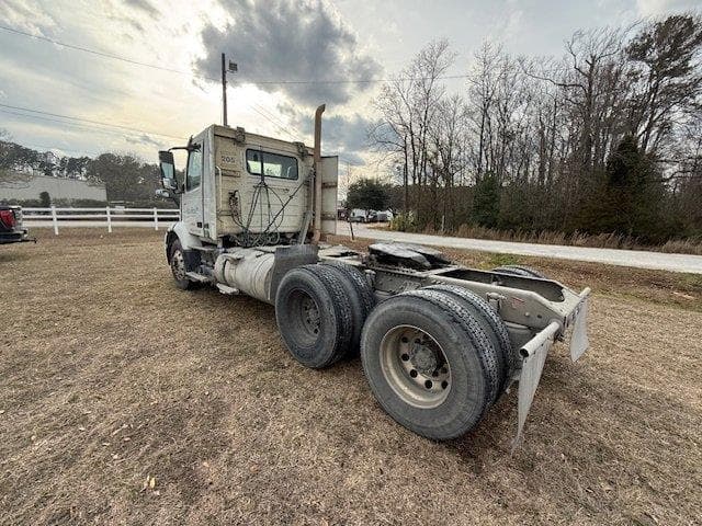 Image of Volvo VNR64T300 equipment image 2