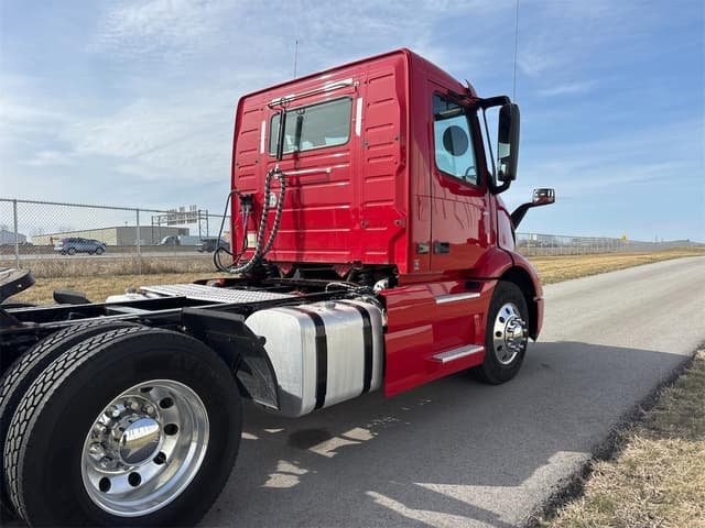 Image of Volvo VNR64T300 equipment image 4