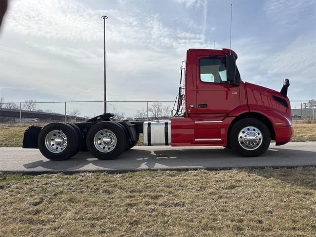 Image of Volvo VNR64T300 equipment image 3