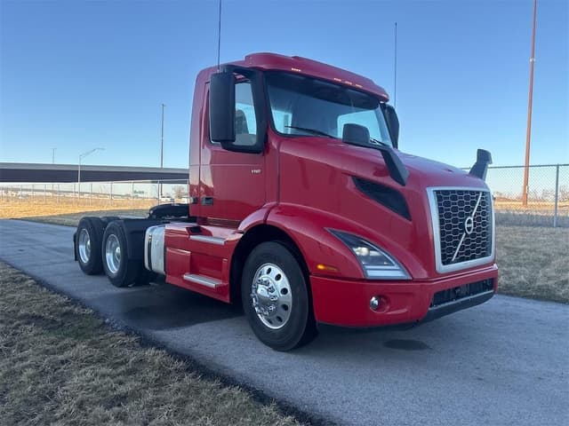 Image of Volvo VNR64T300 equipment image 2