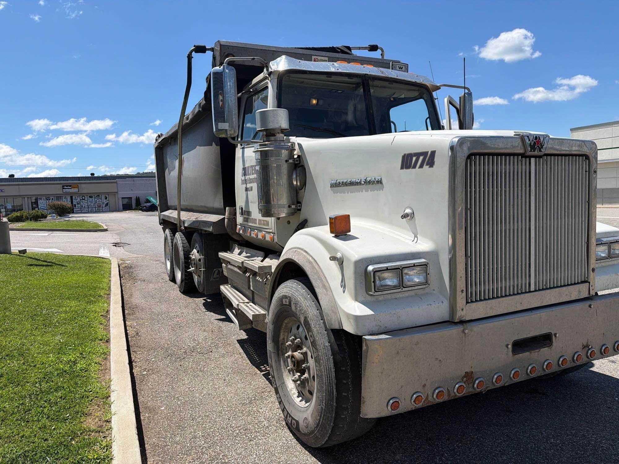 2020 Western Star 4900 Equipment Image0