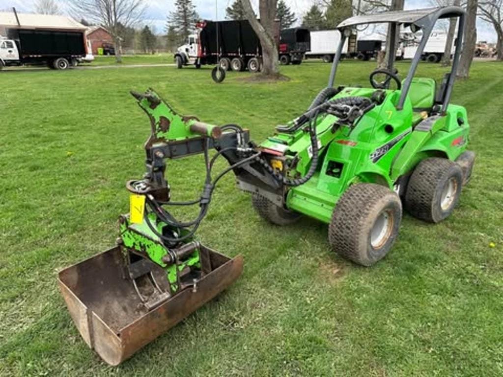2021 AVANT 528 Equipment Image0