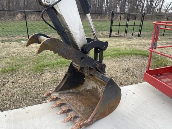 Image of Bobcat E63 equipment image 2