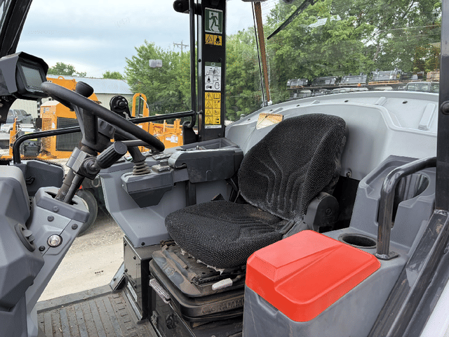 Image of Bobcat L65 equipment image 1