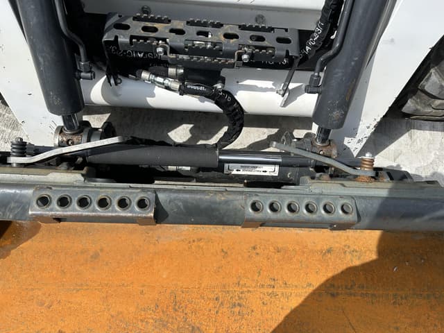 Image of Bobcat S740 equipment image 4