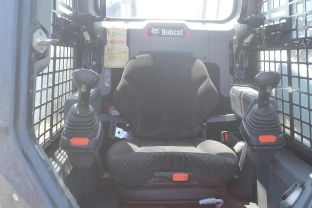 Image of Bobcat T62 equipment image 4