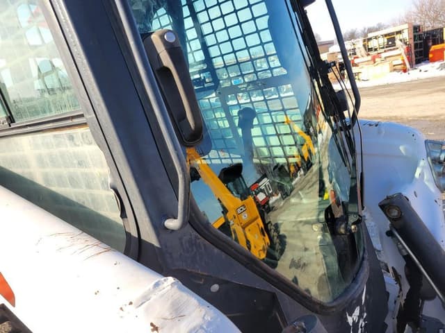 Image of Bobcat T64 equipment image 4