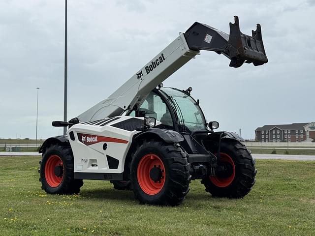 Image of Bobcat V723 equipment image 4