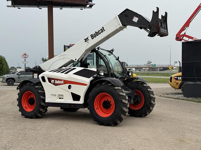 Image of Bobcat V723 equipment image 4