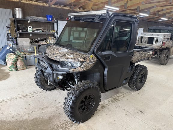 2021 Can-Am Defender Limited HD10 Equipment Image0