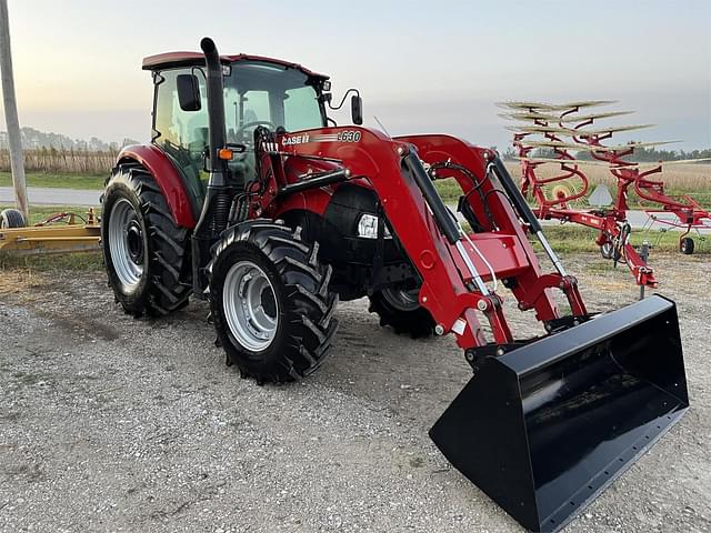 Image of Case IH Farmall 100C equipment image 4