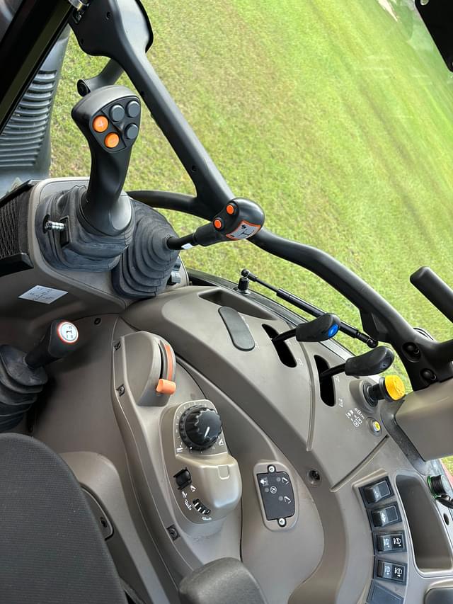 Image of Case IH Farmall 100C equipment image 2