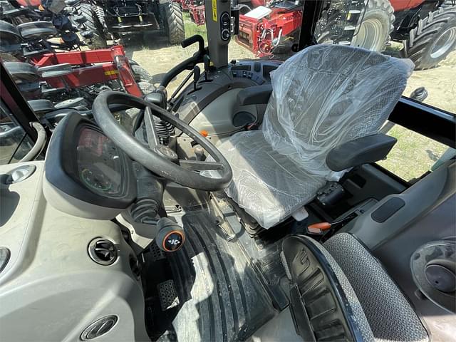 Image of Case IH Farmall 110C equipment image 4