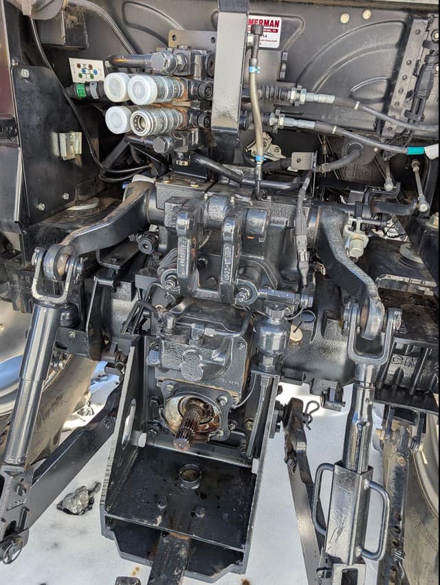 Image of Case IH Farmall 115A equipment image 3