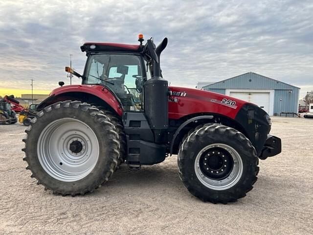 Image of Case IH Magnum 250 equipment image 3