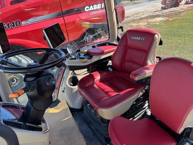 Image of Case IH Magnum 220 equipment image 4