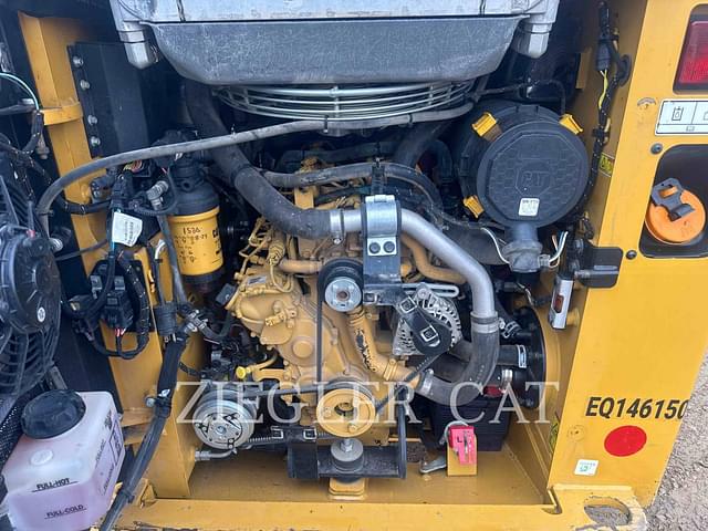 Image of Caterpillar 239D3 equipment image 4